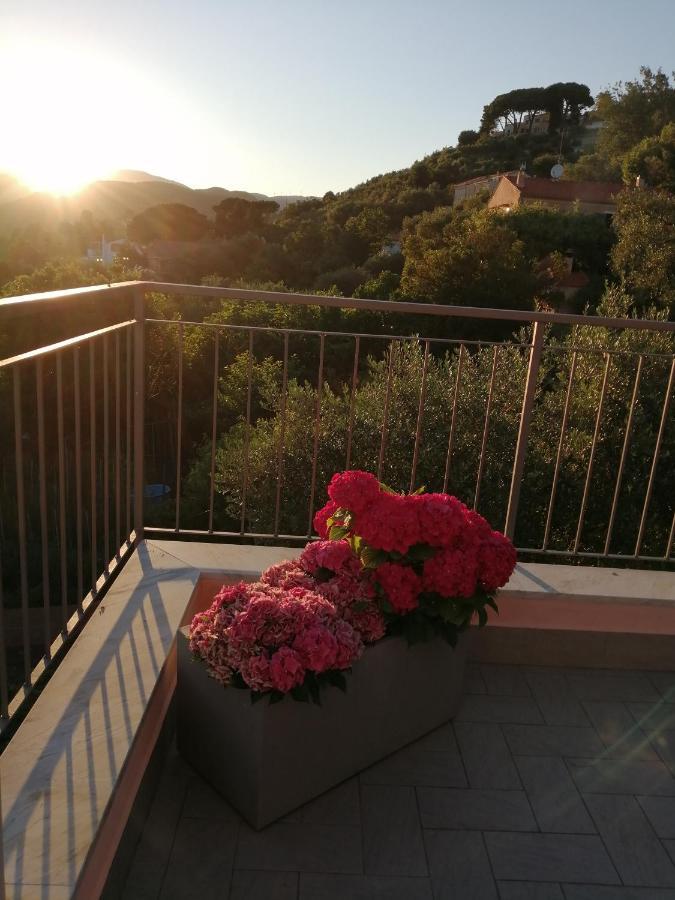 フィナーレ・リーグレ La Vie Est Belle Bed & Breakfast エクステリア 写真
